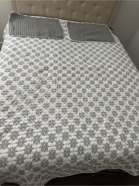 Gray Floral Quilt Bedspread - Unbranded